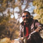 Mann mit Lederjacke auf Motorrad