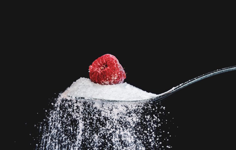 Ein Teelöffel der mit Stevia befüllt ist