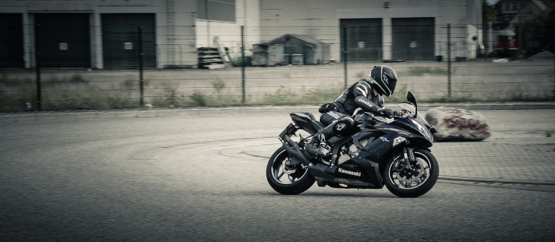 Motorradfahrer fährt eine enge Kurve