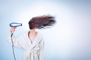 EIne Frau föhnt sich die Haare