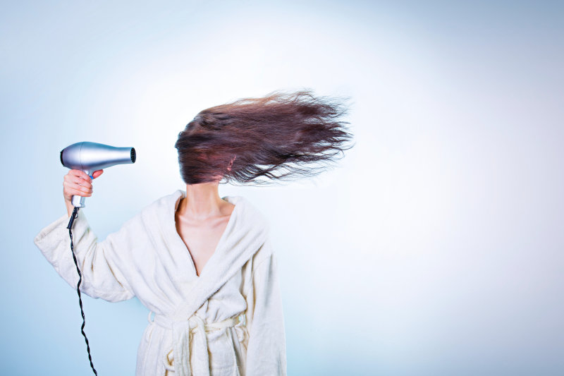 EIne Frau föhnt sich die Haare