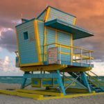 Ein gelb-blauer Rettungsturm am Strand in Miami Beach,