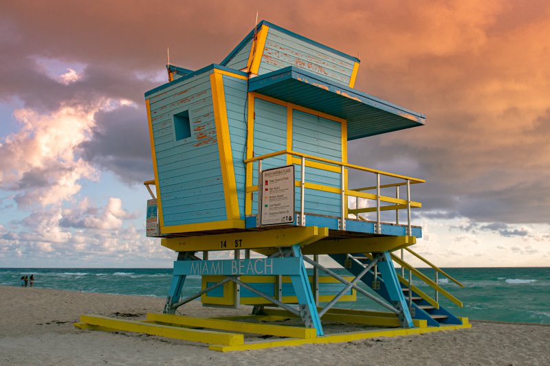 Ein gelb-blauer Rettungsturm am Strand in Miami Beach,