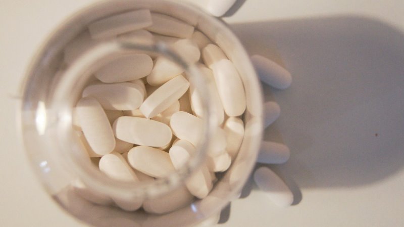 Glucosamin Tabletten in einem Behältnis