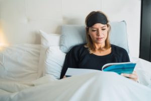 Im Bett lesen mit Leseknochen