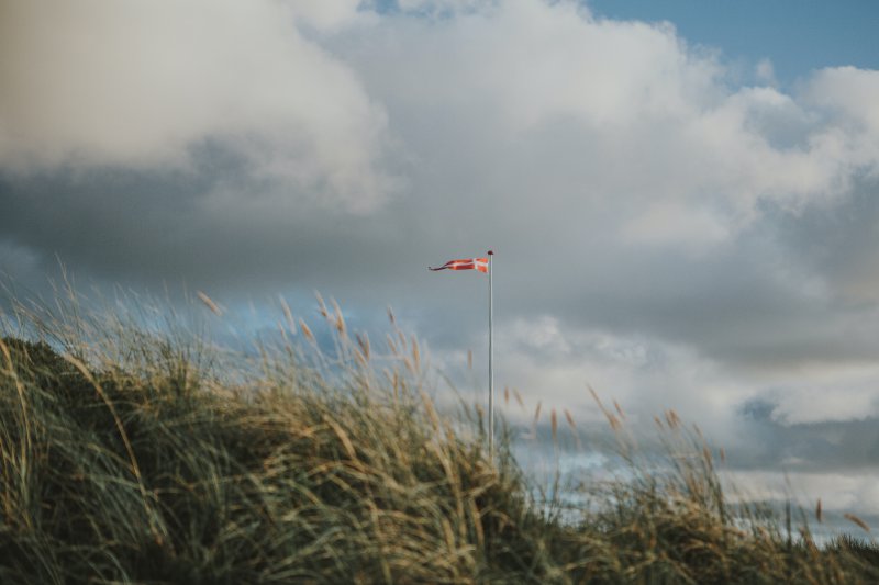 Düne mit dänischer Flagge