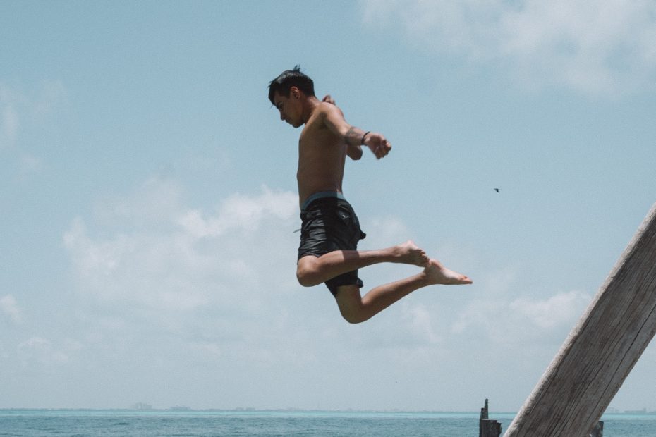 Ein Mann springt ins Wasser
