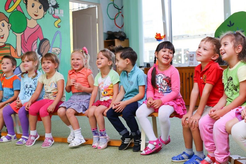 Kinder spielen ein Stuhlkreisspiel im Kindergarten