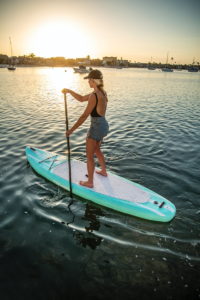 stand up paddling frau auf dem board