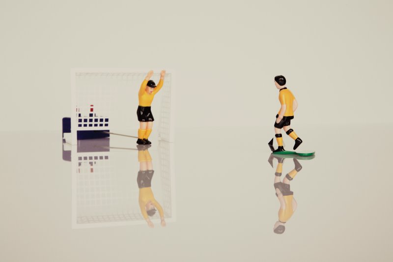 Zwei Tipp Kick Spielfiguren. Das sind die Tipp Kick Regeln.