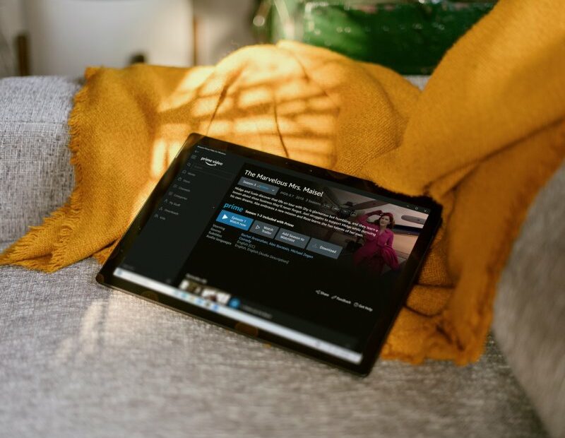Amazon Prime Video wird auf einen Bildschirm abgespielt