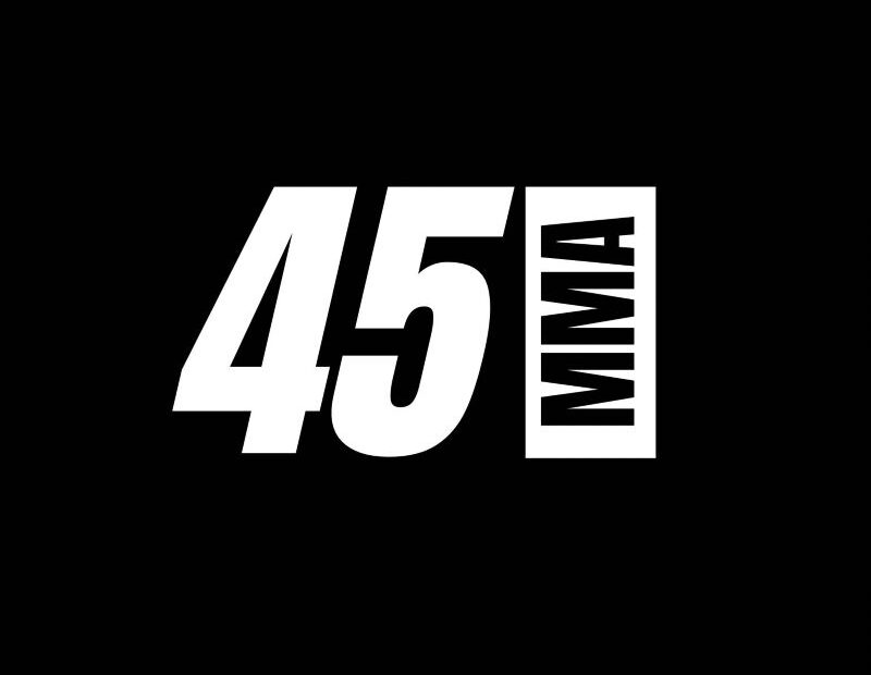 Weißes MMA-Logo auf schwarzem Hintergrund