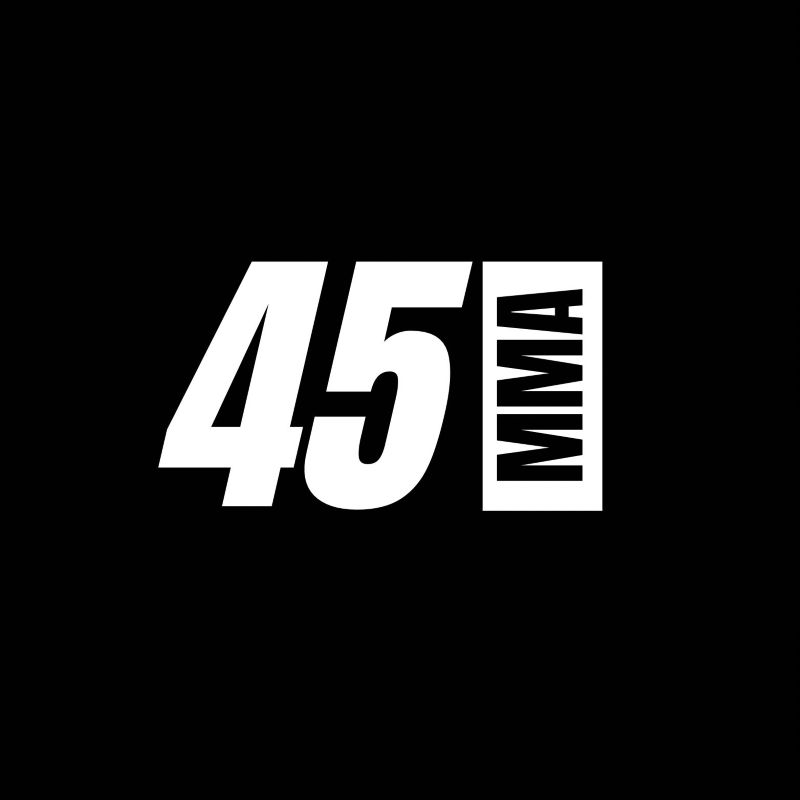 Weißes MMA-Logo auf schwarzem Hintergrund