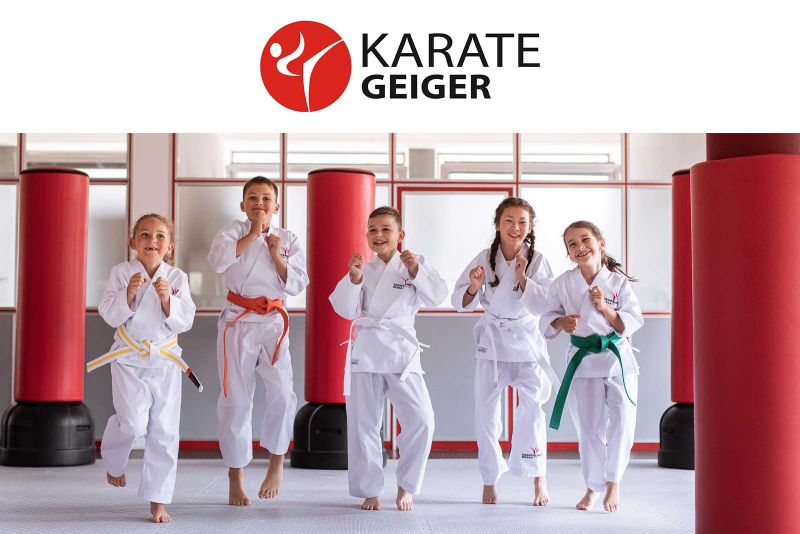 Kinder beim Karate-Training in einer modernen Kampfsportschule