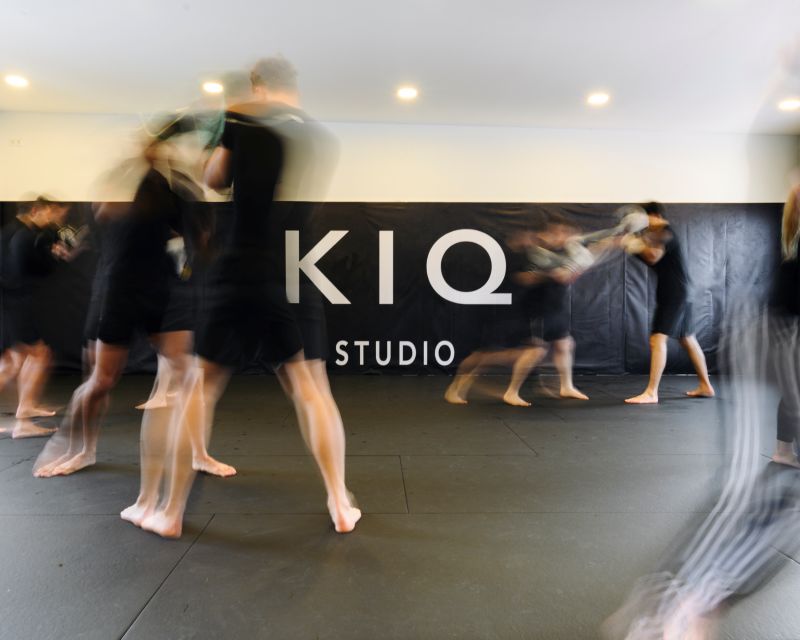 Kampfsporttraining in Bewegung mit Fokus auf Dynamik und Technik