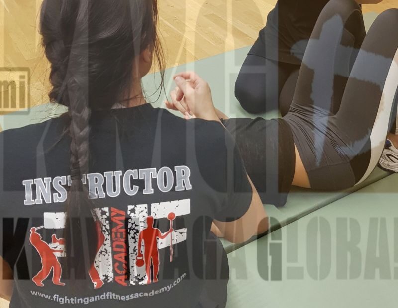 Zwei Krav Maga-Praktizierende üben verschiedene Techniken während des Trainings.