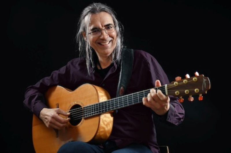 Peter Bachmann mit Gitarre