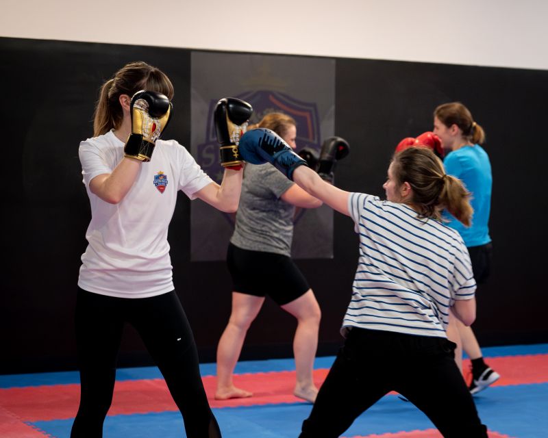 Frauen beim Boxtraining mit Fokus auf Technik und Sparring