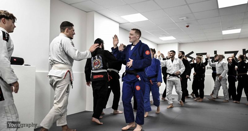 Jiu-Jitsu-Trainierende beim gemeinsamen Abschluss eines Trainings