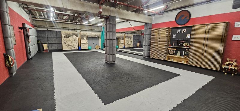 Moderner Dojo-Raum mit Mattenfläche und traditionellen Elementen