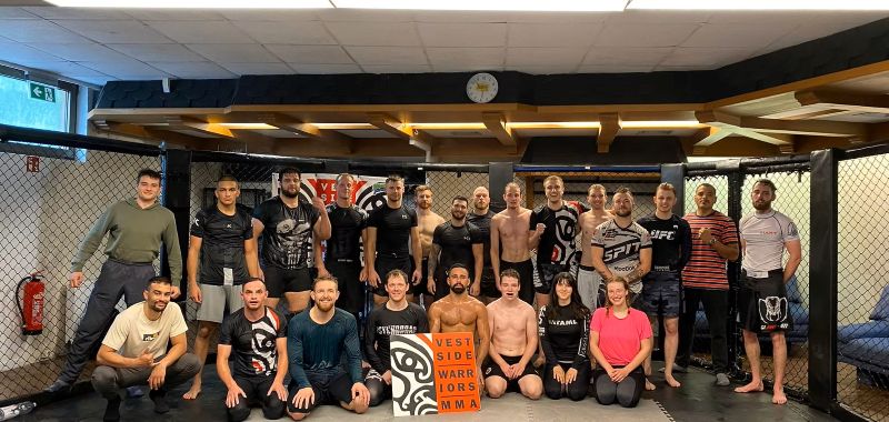 MMA-Team nach dem Training im Cage mit Gruppenbild