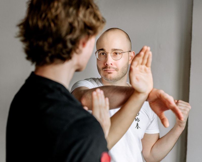 Zwei Personen beim konzentrierten WingChun-Partnertraining