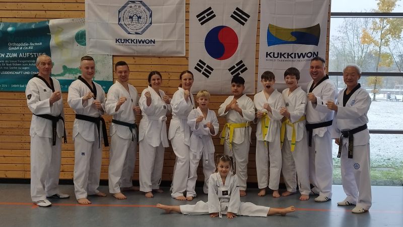 Taekwondo-Gruppe beim gemeinsamen Training mit Kindern und Erwachsenen